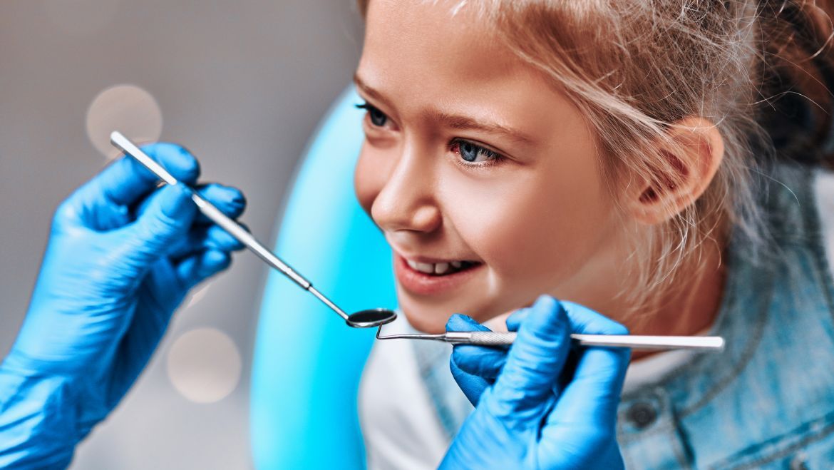 ¿Por qué es importante el sellado de fisuras dentales en odontología infantil?